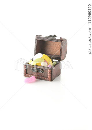 Jelly beans in a treasure chest photographed on a white background 119960360