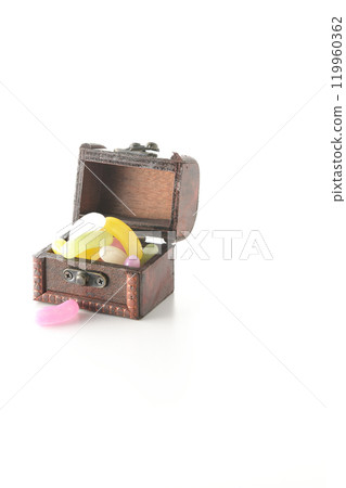 Jelly beans in a treasure chest photographed on a white background 119960362