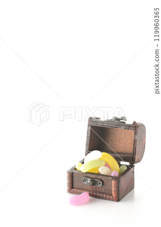 Jelly beans in a treasure chest photographed on a white background 119960365