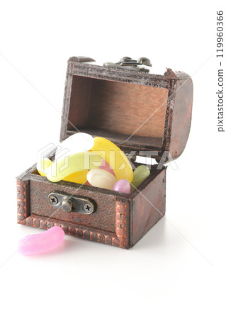 Jelly beans in a treasure chest photographed on a white background 119960366