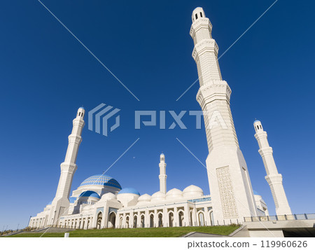 哈薩克阿斯塔納藍天下閃耀的大清真寺 / 哈薩克阿斯塔納 哈薩克阿斯塔納藍天下閃耀的大清真寺 / 哈薩克阿斯塔納 119960626