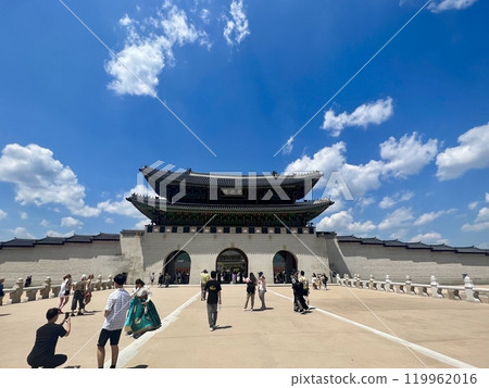 Gwanghwamun crowded with tourists Gwanghwamun crowded with tourists 119962016