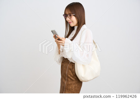 看智能手機的少婦 119962426