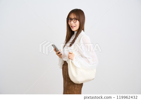 看智能手機的少婦 119962432