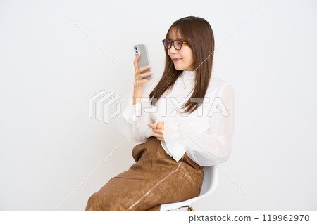 看智能手機的少婦 119962970