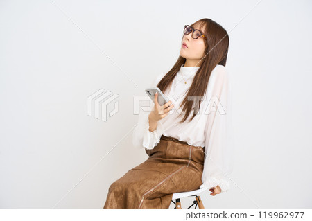 看智能手機的少婦 119962977