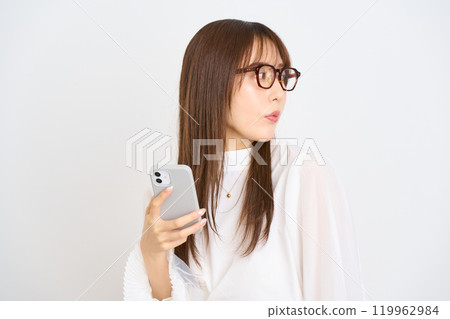 Young woman looking at a smartphone 119962984