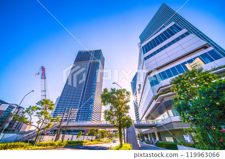 日本橫濱的街景 - 早晨的陽光...有步行橋的小鎮...看北中十字甲板，橫濱市政廳，陽光等= 11月3日 119963066