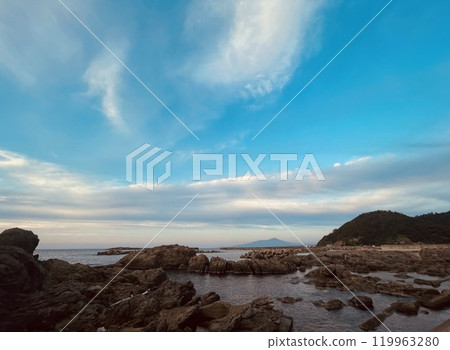 黃昏時的海岸。美麗的大海與藍色和橙色的天空 119963280