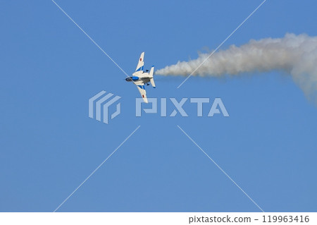 藍色衝擊力展覽航班 藍色衝擊力在晴朗的日子裡拖著濃煙 119963416