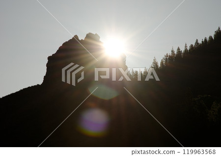Sunrise behind the Morro de Pajonales. 119963568