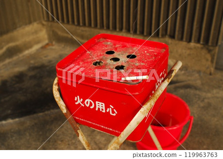 吸煙區煙灰缸 119963763