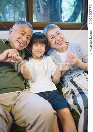 Smiling grandchildren and grandparents standing close together Smiling grandchildren and grandparents standing close together 119963776