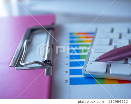 桌上的圖表、鍵盤和活頁夾 119964312