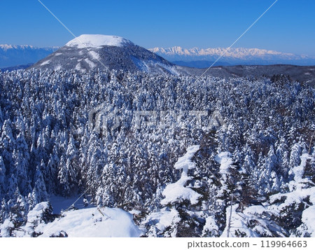 冬天從八嶽山和北橫嶽山看到的蓼科山 冬天從八嶽山和北橫嶽山看到的蓼科山 119964663