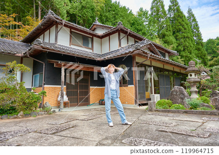 老房子前抱頭的女人，空房子，鄉村，遺產 119964715