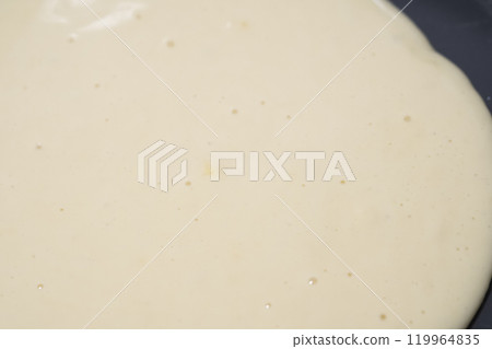 將液體煎餅混合物倒入煎鍋中（照片） 119964835