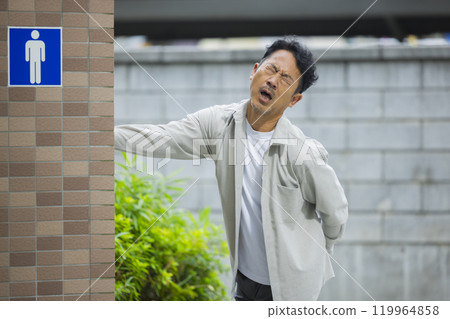 公共廁所和中年男性 119964858