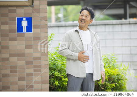 公共廁所和中年男性 119964864