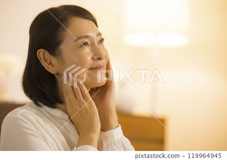 夜間照顧皮膚的中年婦女。 119964945