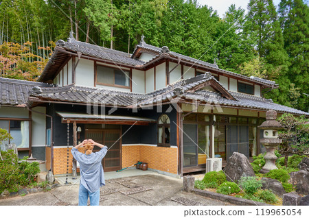 老房子前抱頭的女人，空房子，鄉村，遺產 119965054