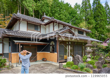 老房子前抱頭的女人，空房子，鄉村，遺產 119965055