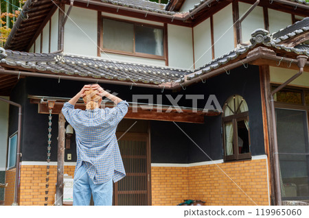 老房子前抱頭的女人，空房子，鄉村，遺產 119965060