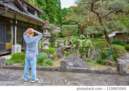老房子前抱頭的女人，空房子，鄉村，遺產 119965069