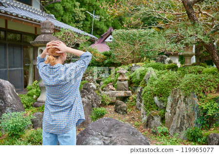 老房子前抱頭的女人,空房子,鄉村,遺產 老房子前抱頭的女人,空房子,鄉村,遺產 119965077