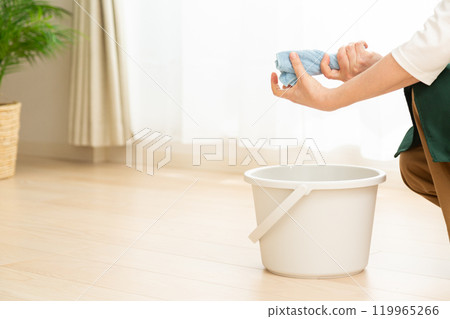 中高級婦女擦地板 119965266