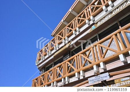 從下面看到的建築物 從下面看到的建築物 119965359