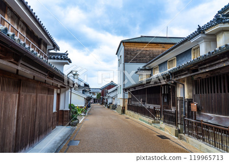 [Important Preservation District for Groups of Traditional Buildings] Wakimachi Minamimachi Important Preservation District for Groups of Traditional Buildings Zushi Two-story and Lattice House 1 Mima City, Tokushima Prefecture 119965713
