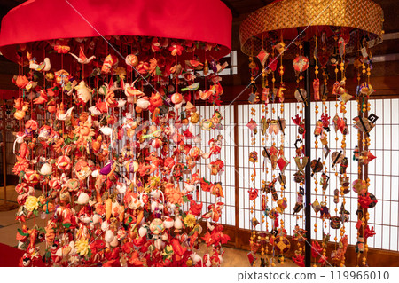 Japan's Three Greatest Hanging Decorations: Sakata's Umbrella Luck 119966010