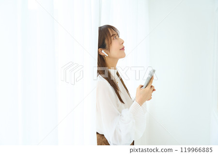 戴著耳機的年輕女子 119966885