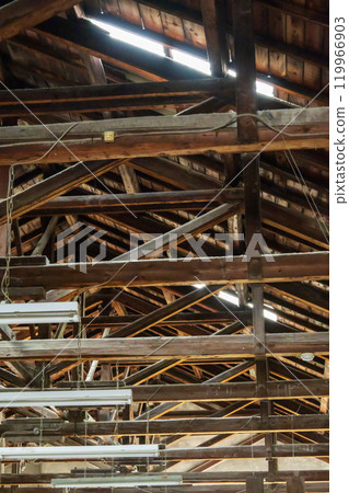 舊工廠閣樓上安裝的柱子、橫樑和螢光燈 119966903