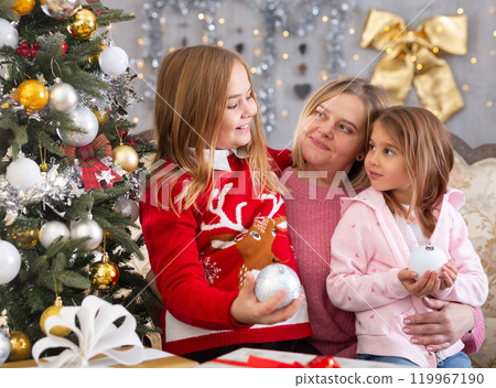Mom with daughters celebrating new year at home 119967190