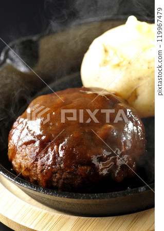 熱漢堡牛排和熱馬鈴薯奶油 119967479