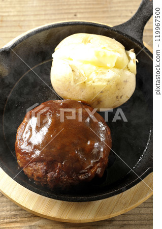 熱漢堡牛排和熱馬鈴薯奶油 熱漢堡牛排和熱馬鈴薯奶油 119967500