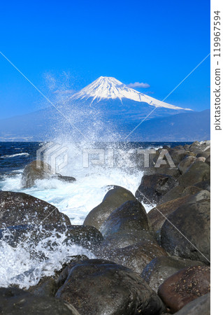 從西伊豆美濱海岸的波濤洶湧中眺望駿河灣的富士山 119967594