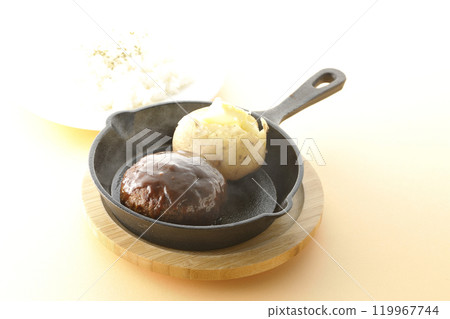 一套滾燙的漢堡牛排、熱騰騰的馬鈴薯、奶油和米飯 119967744