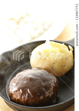 一套滾燙的漢堡牛排、熱騰騰的馬鈴薯、奶油和米飯 119967751