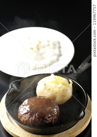 一套滾燙的漢堡牛排、熱騰騰的馬鈴薯、奶油和米飯 119967757