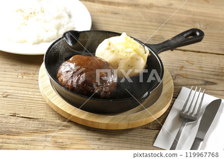 一套滾燙的漢堡牛排、熱騰騰的馬鈴薯、奶油和米飯 119967768