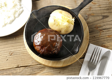 一套滾燙的漢堡牛排、熱騰騰的馬鈴薯、奶油和米飯 119967770