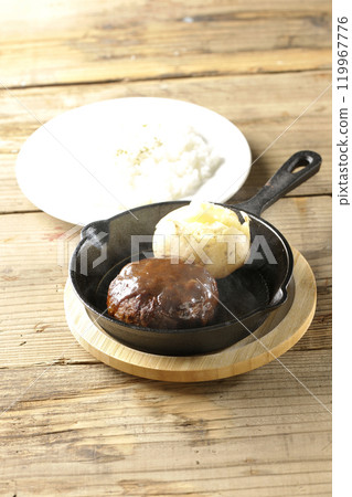 一套滾燙的漢堡牛排、熱騰騰的馬鈴薯、奶油和米飯 一套滾燙的漢堡牛排、熱騰騰的馬鈴薯、奶油和米飯 119967776