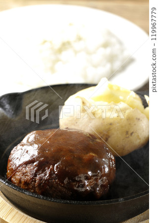 一套滾燙的漢堡牛排、熱騰騰的馬鈴薯、奶油和米飯 119967779