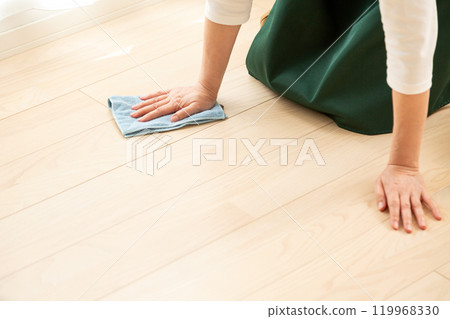 中高級婦女用抹布擦地板 119968330