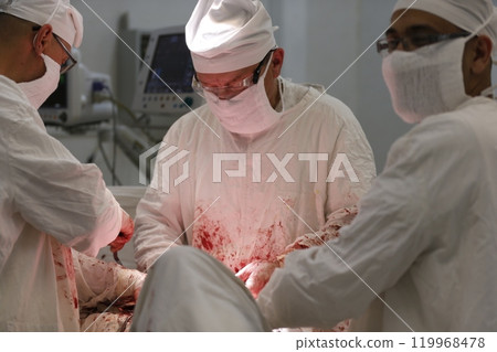 Doctors in the operating room make an adjustment 119968478