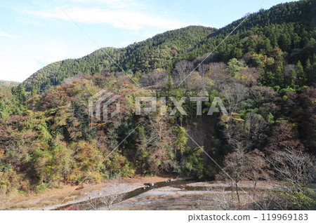 Autumn mountains and streams (Chichibu District, Saitama Prefecture) Autumn mountains and streams (Chichibu District, Saitama Prefecture) 119969183