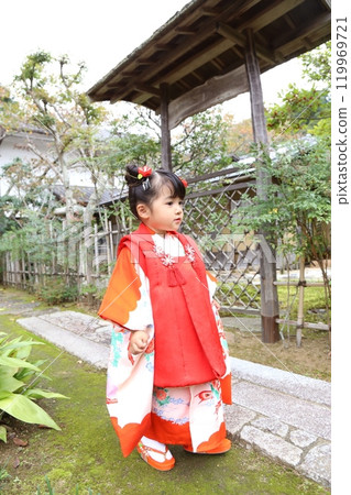 Cute three-year-old girl at Shichigosan shrine visit, location photoshoot at shrine/temple, family photo with kimono and kids in haori Cute three-year-old girl at Shichigosan shrine visit, location photoshoot at shrine/temple, family photo with kimono and kids in haori 119969721